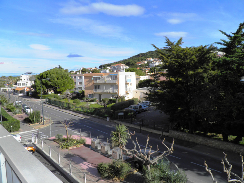 Vue de l'appartement avec un aperçu sur le mont Saint-Clair