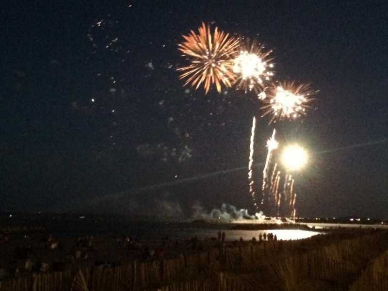Feu d'artifice du 14 Juillet sur la plage à 100 m Feu d'artifice du 14 Juillet sur la plage à 100 m