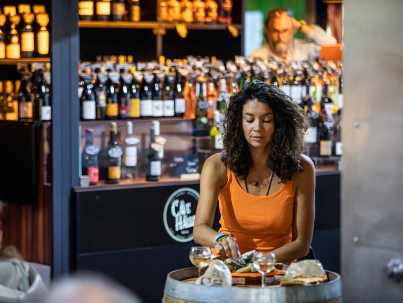 Halles de Sete interieur degustation