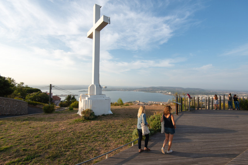 jeunes-femmes-au-mont-saint-clair-n-chauveau-ot-thau-3196-1200px-14525696
