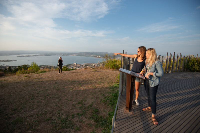 jeunes-femmes-au-mont-saint-clair-n-chauveau-ot-thau-3198-1200px-14525698