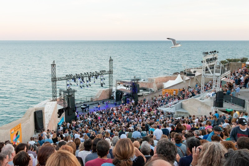 Vous aimez les spectacles avec vue exceptionnelle ? Des évènements sont organisés tout l'été au Théâtre de la Mer
